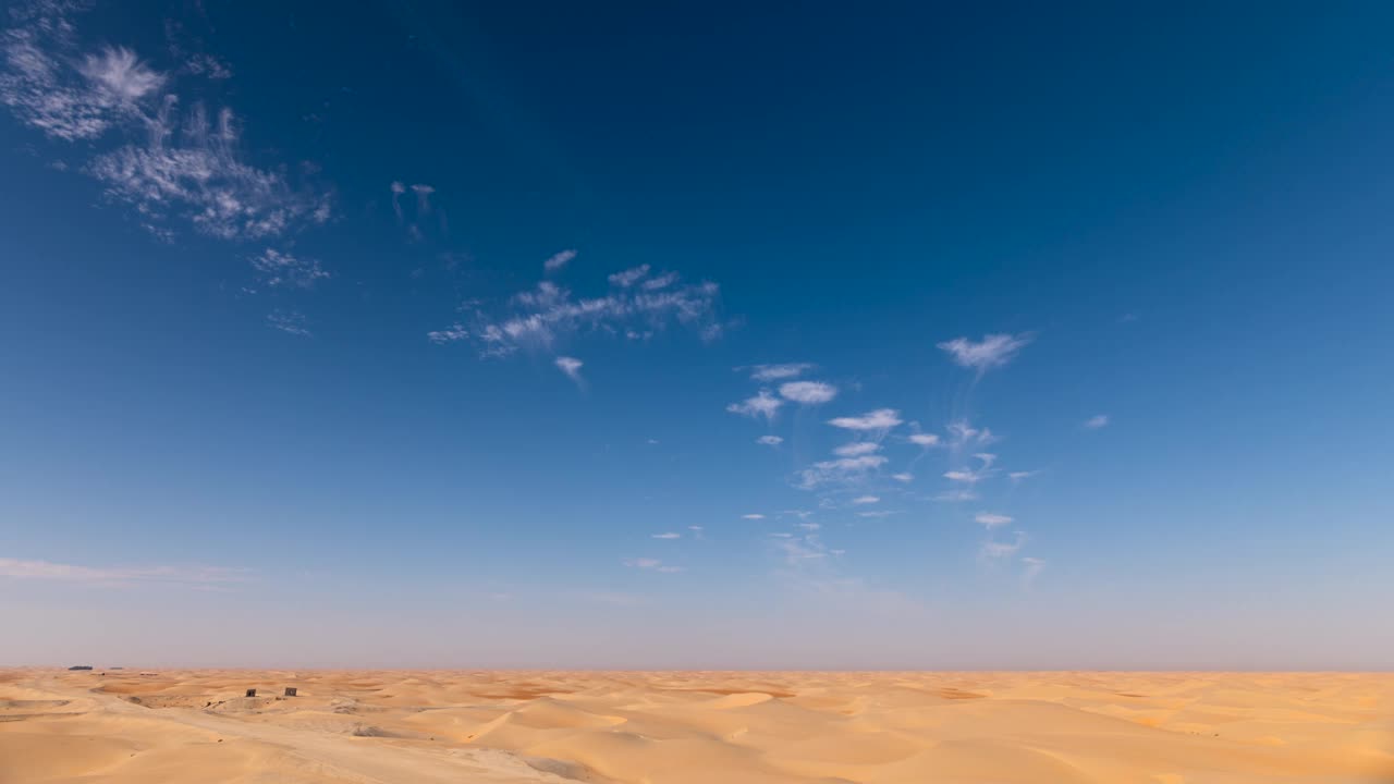 时间流逝的美丽的云在沙漠沙丘运动。视频下载