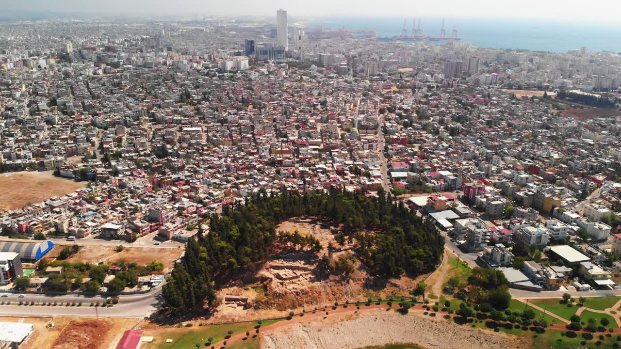 从空中俯瞰Mersin和Yumuktepe土墩视频素材