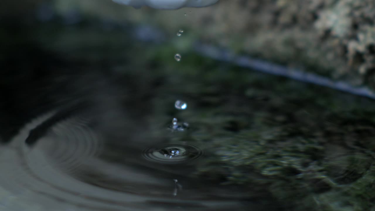 水波与水滴的特写，1000 fps慢动作，宁静的自然场景，宁静的瞬间，动态的水运动，宁静的户外，舒缓的涟漪效果视频素材