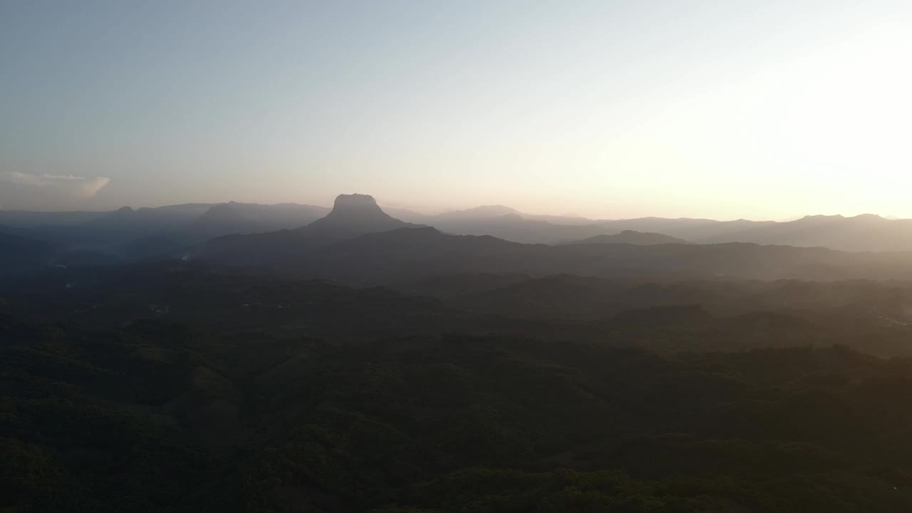 在墨西哥的热带雨林，空中在森林冠层以上的高度，小山的亮点视频素材