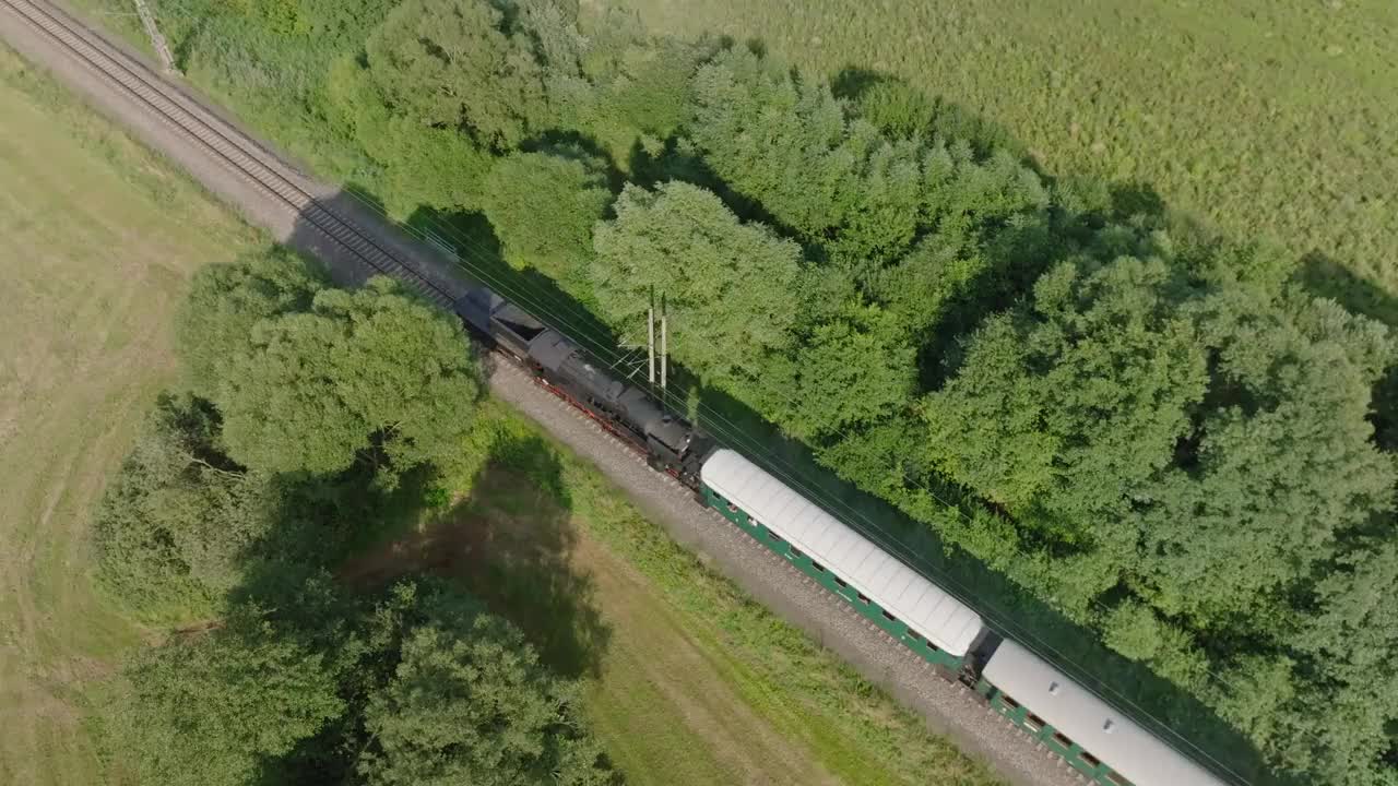 夏天，一辆历史悠久的燃煤蒸汽火车在捷克共和国上空飞行。乘客享受独特的体验。视频素材