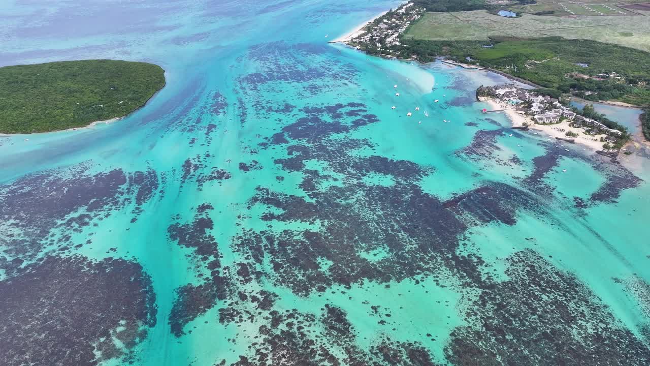 毛里求斯岛路易斯港的艾斯尼角海滩。印度洋海滩。非洲的背景。路易港在毛里求斯岛。旅游景观。自然海景。户外旅行。视频素材