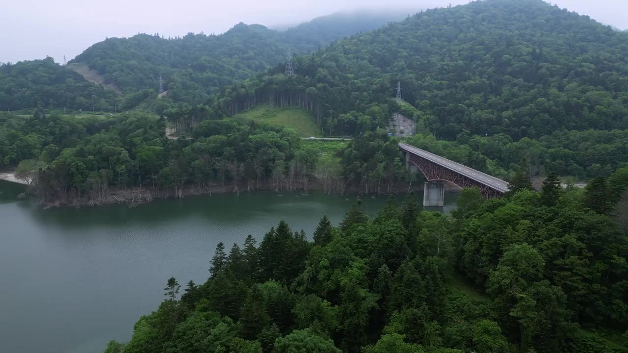 日本北海道夕张河上的桥视频素材