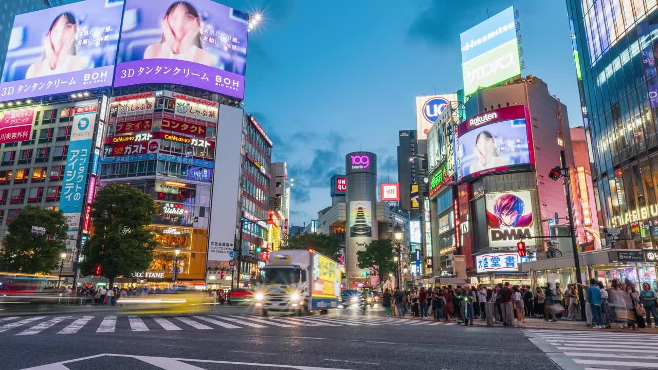 拥挤的日本和外国游客走过东京涩谷人行横道的延时摄影视频下载