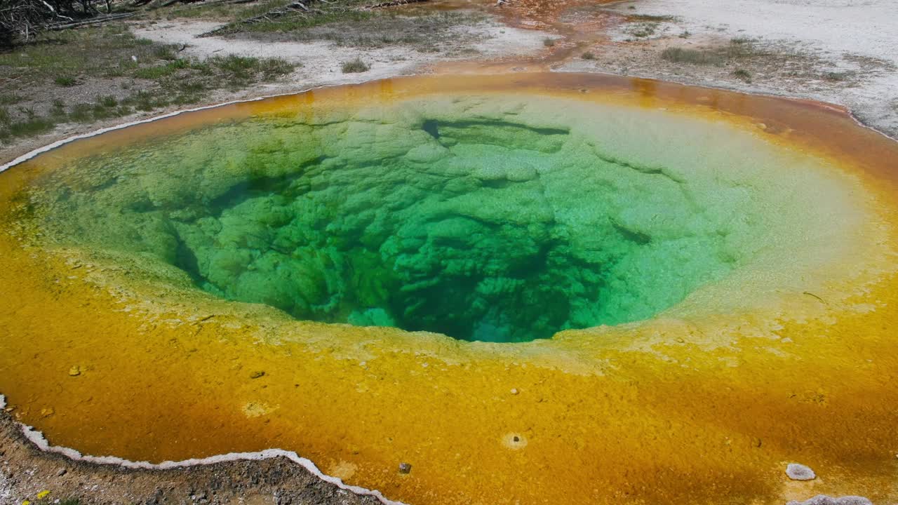 美国黄石上间歇泉盆地的七彩牵牛花池温泉视频素材