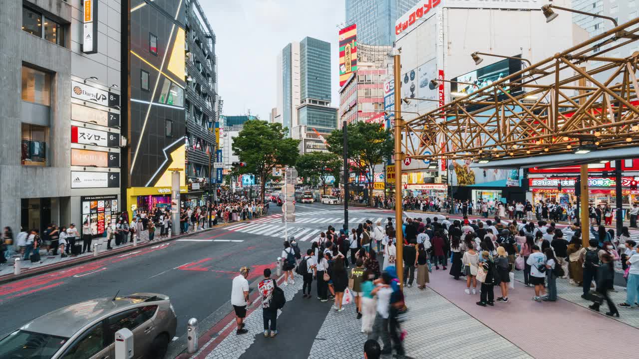 东京涩谷拥挤人行横道的延时拍摄视频素材