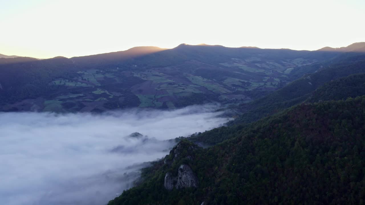 日出时意大利雾蒙蒙的山口鸟瞰图。视频素材