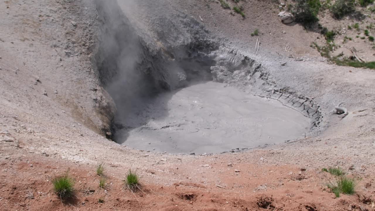 泥火山位于黄石国家公园视频素材