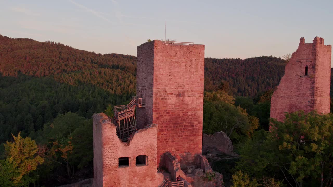 鸟瞰图中的城堡遗址在森林和山区，法国。视频素材