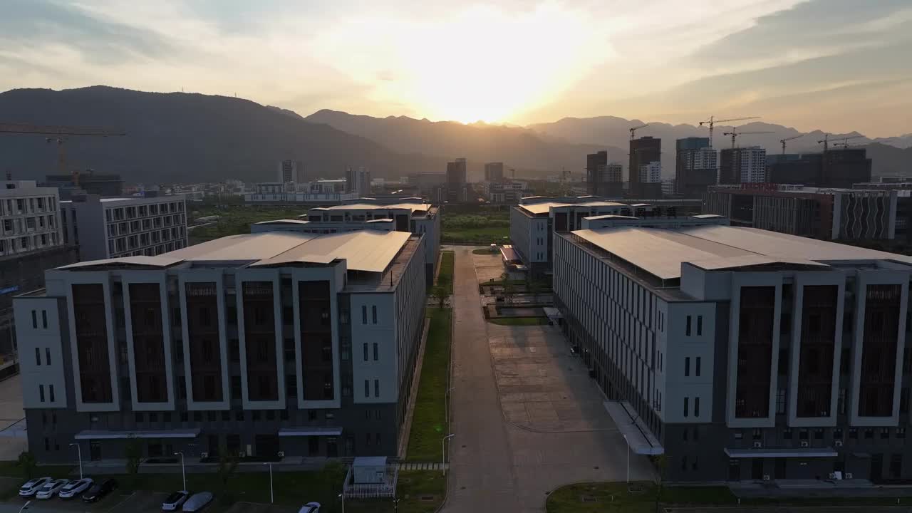 夕阳下办公大楼屋顶上的太阳能发电厂视频素材