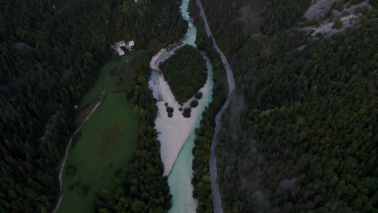 鸟瞰图的山谷，河流，山与雾，雾，索卡，Bovec，斯洛文尼亚。视频素材