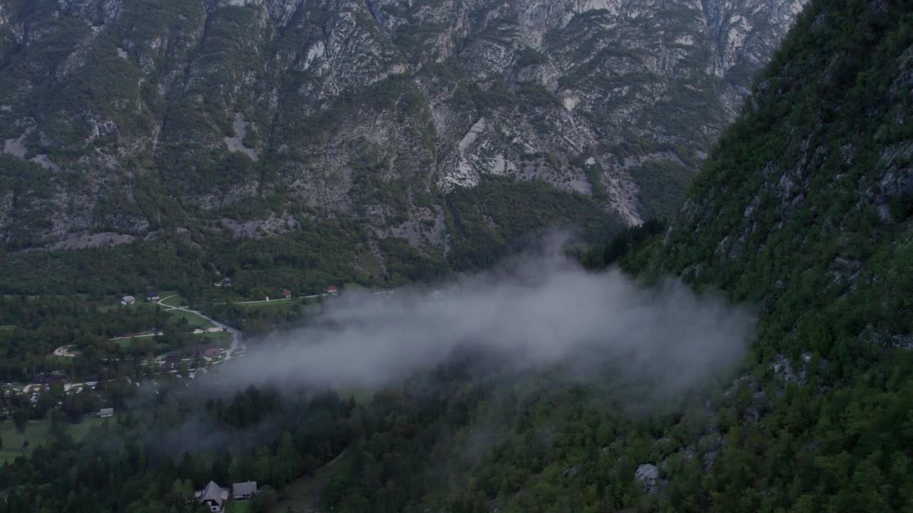 鸟瞰图，迷雾山谷，河流，森林，朱利安阿尔卑斯山脉，斯洛文尼亚。视频素材