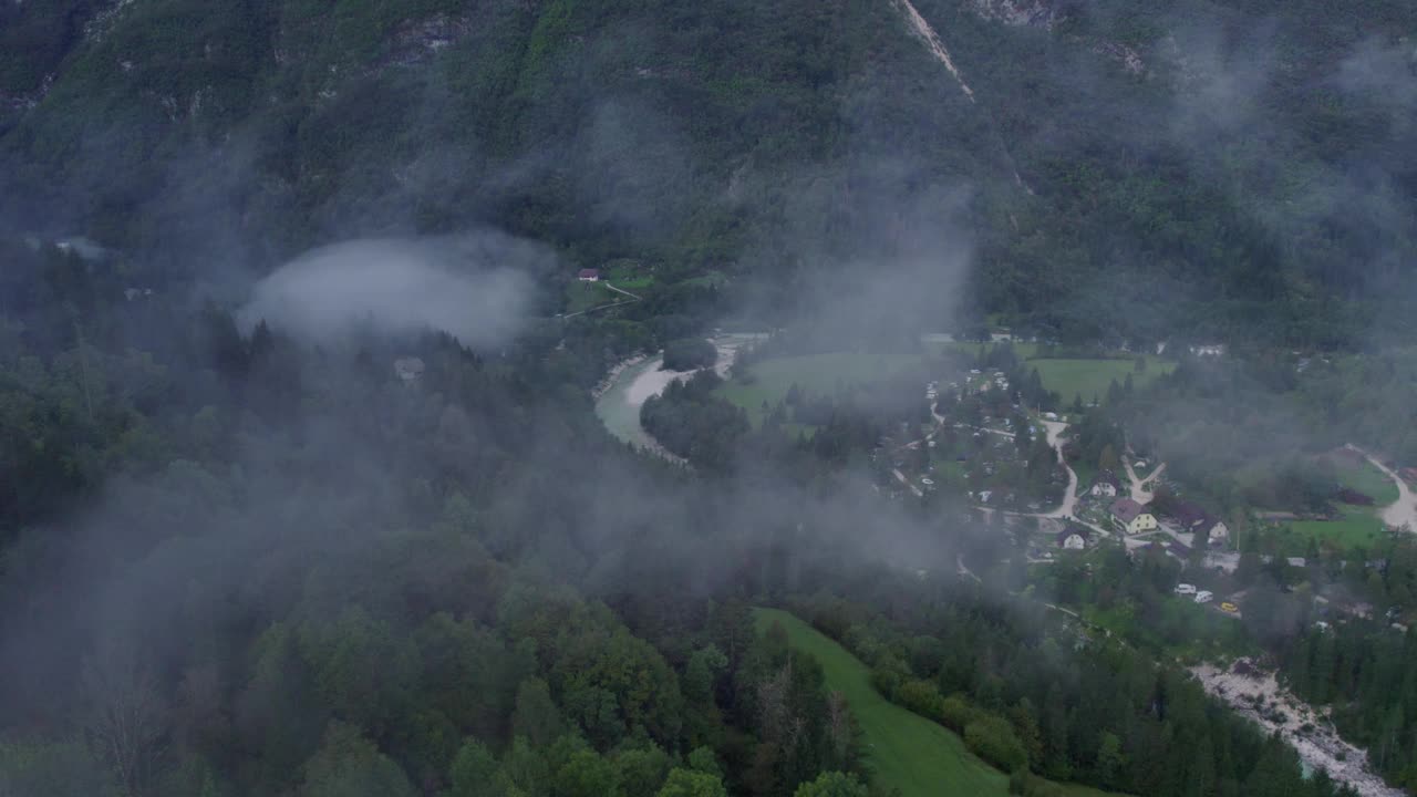 鸟瞰斯洛文尼亚的迷雾山谷、河流和山脉。视频素材