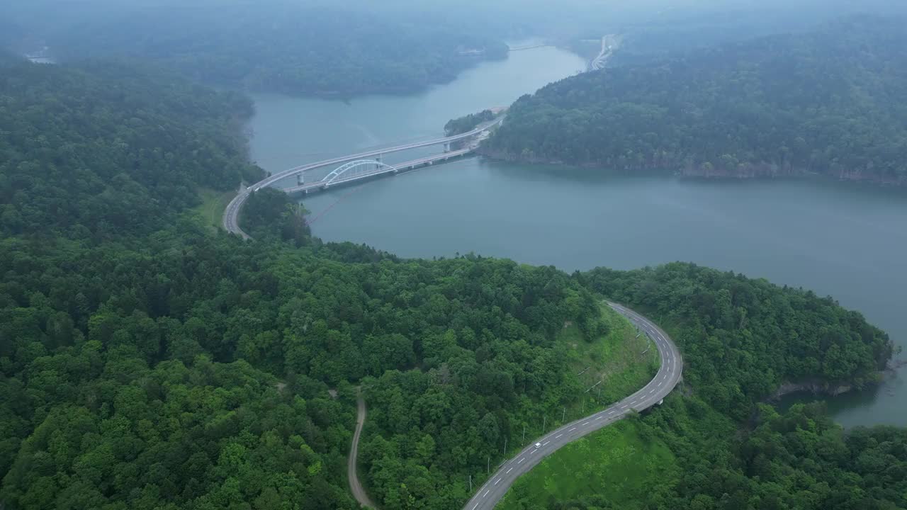 日本北海道的湖滨公路视频素材