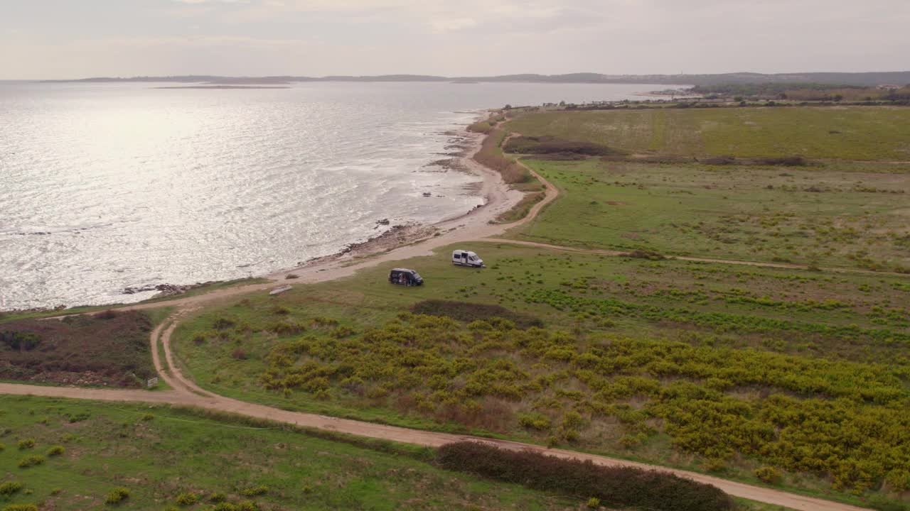 鸟瞰图的海岸露营者的海洋和道路，麦德林，伊斯特拉，克罗地亚。视频素材