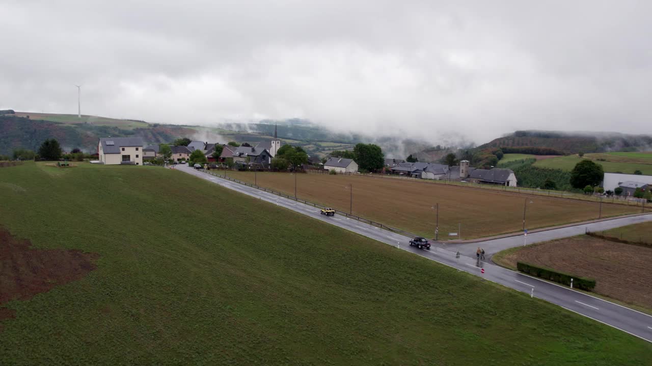 鸟瞰宁静的乡村生活和绿色的田野，卢森堡。视频素材