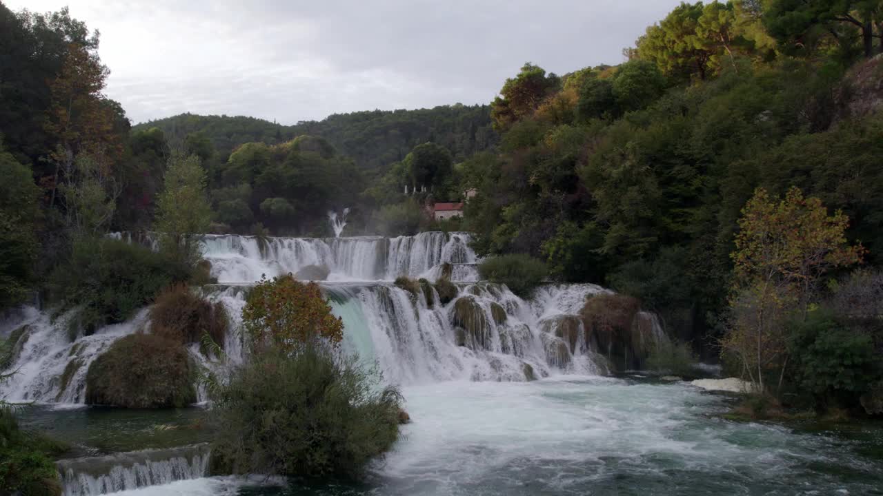 日出时宁静的Krka瀑布鸟瞰图，克罗地亚，Sibenik-Knin。视频素材