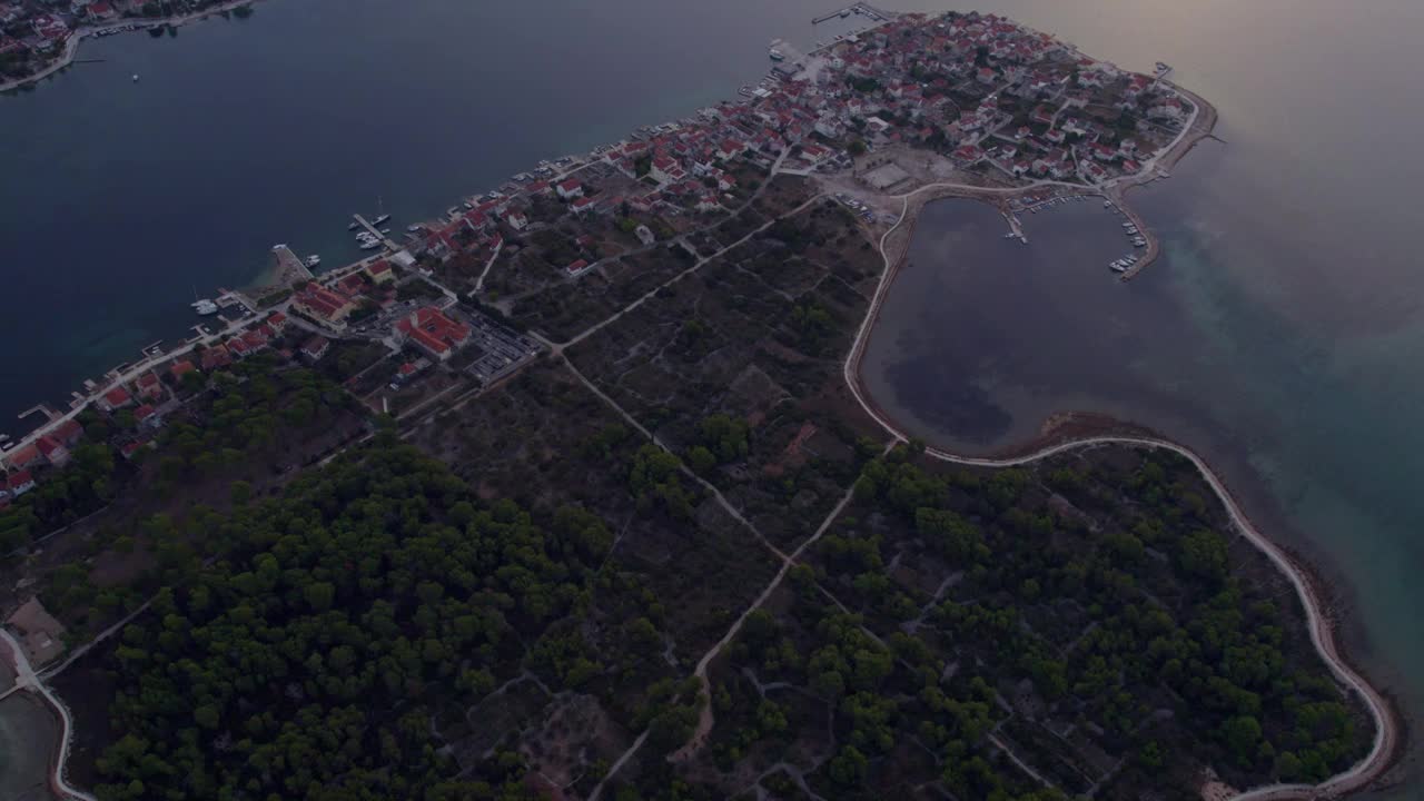 鸟瞰日落时分克罗地亚海边的岛屿小镇。视频素材