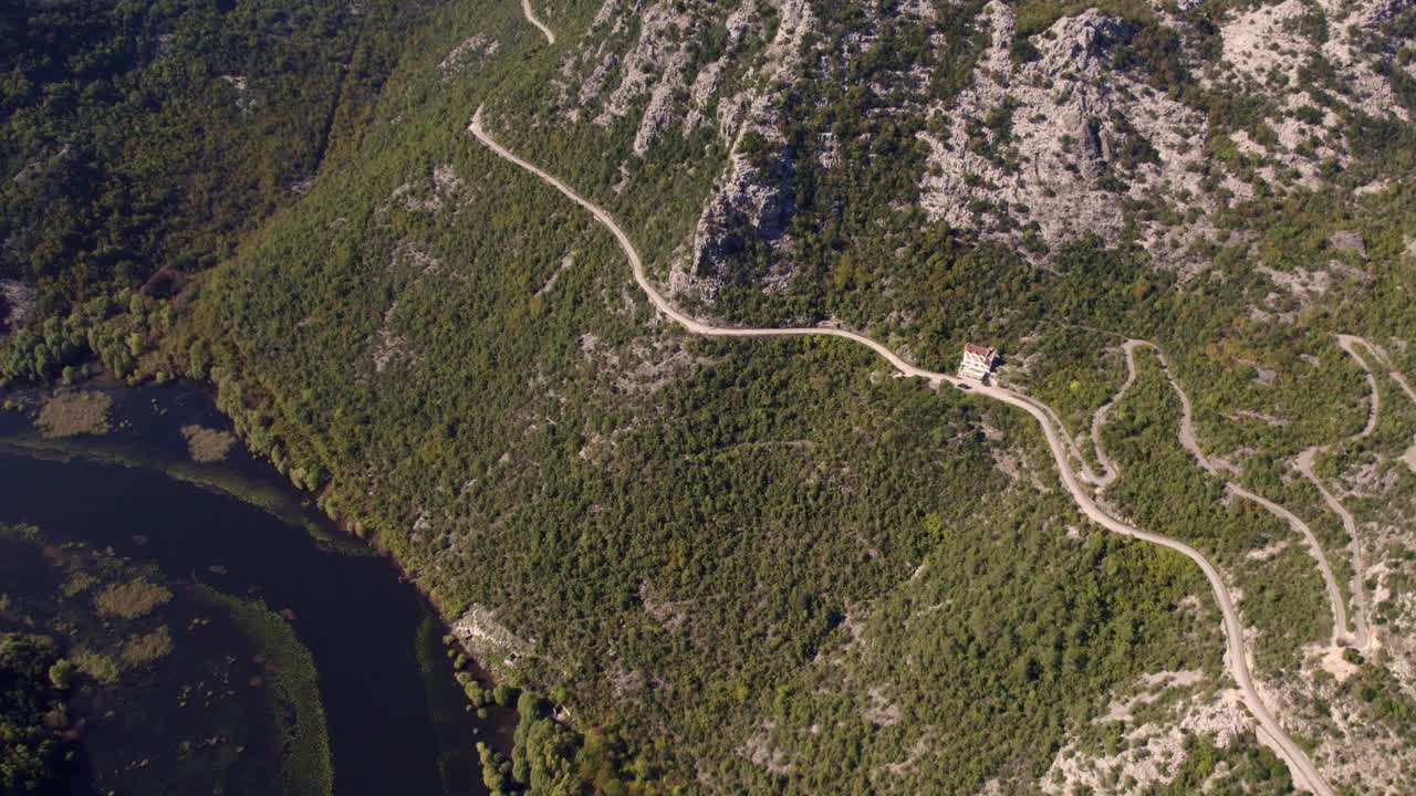 黑山斯卡达尔湖的河流、森林、道路和山的鸟瞰图。视频素材