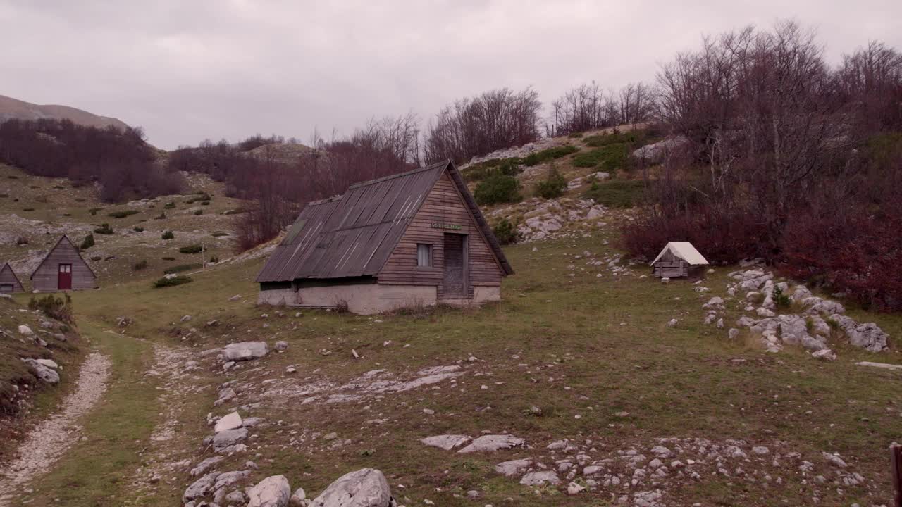 鸟瞰图的乡村木屋和山区景观，杜米特，黑山。视频素材