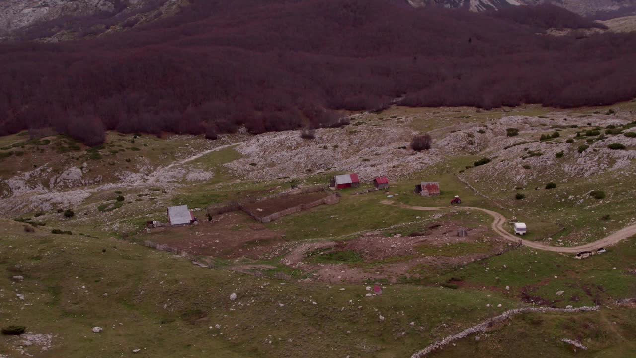 鸟瞰图的山区景观与道路和房屋，杜尔米托，黑山。视频素材