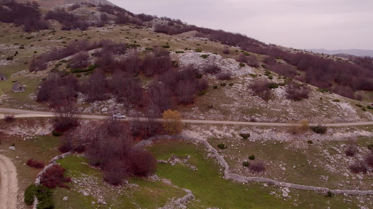 鸟瞰图，蜿蜒的道路穿过遥远的山区，黑山。视频素材