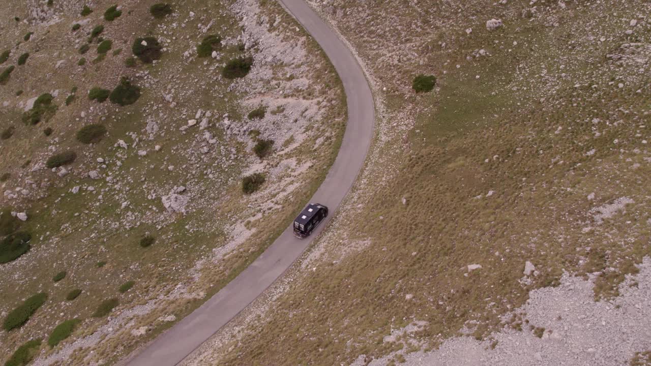 从空中俯瞰的山路与露营车，黑山。视频素材