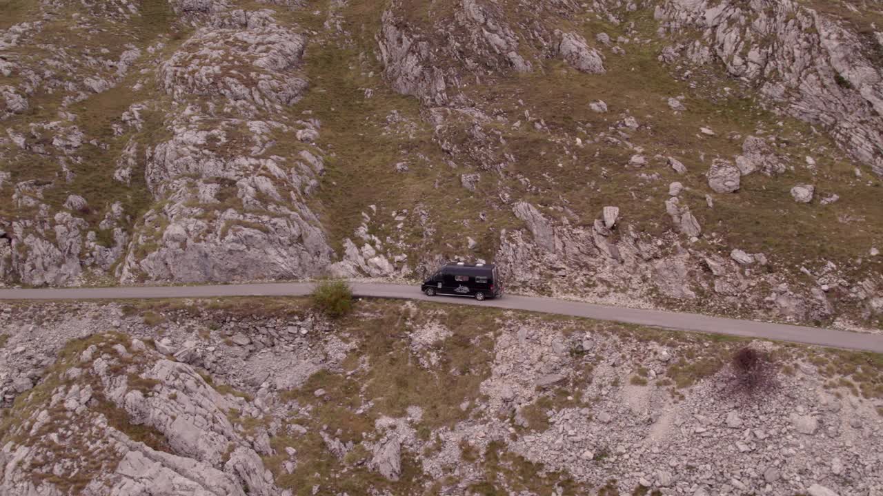 鸟瞰图:黑山，秋天，蜿蜒的道路穿过落基山脉。视频素材