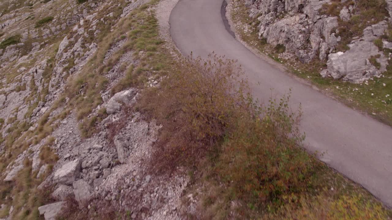 鸟瞰在黑山的杜米多尔，落基山脉和蜿蜒的道路。视频素材