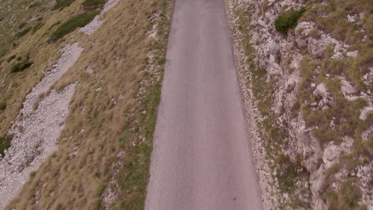 黑山秋天的山峰和道路鸟瞰图。视频素材