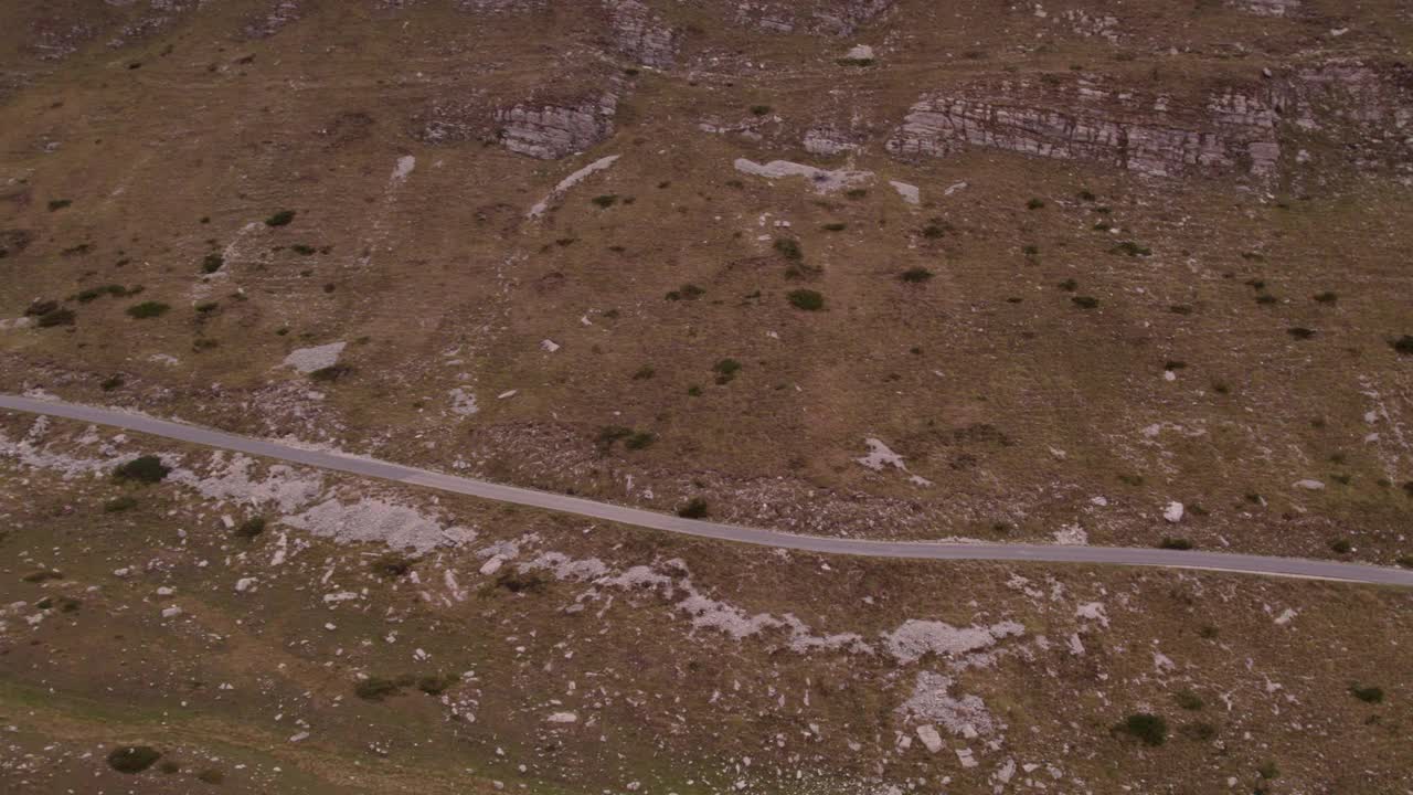 鸟瞰图的山路与露营车，杜米特，黑山。视频素材