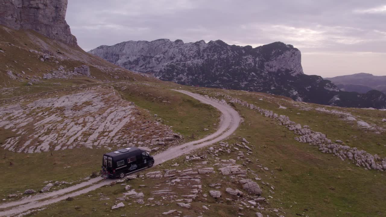 鸟瞰崎岖的山地地形与越野露营车，黑山。视频素材