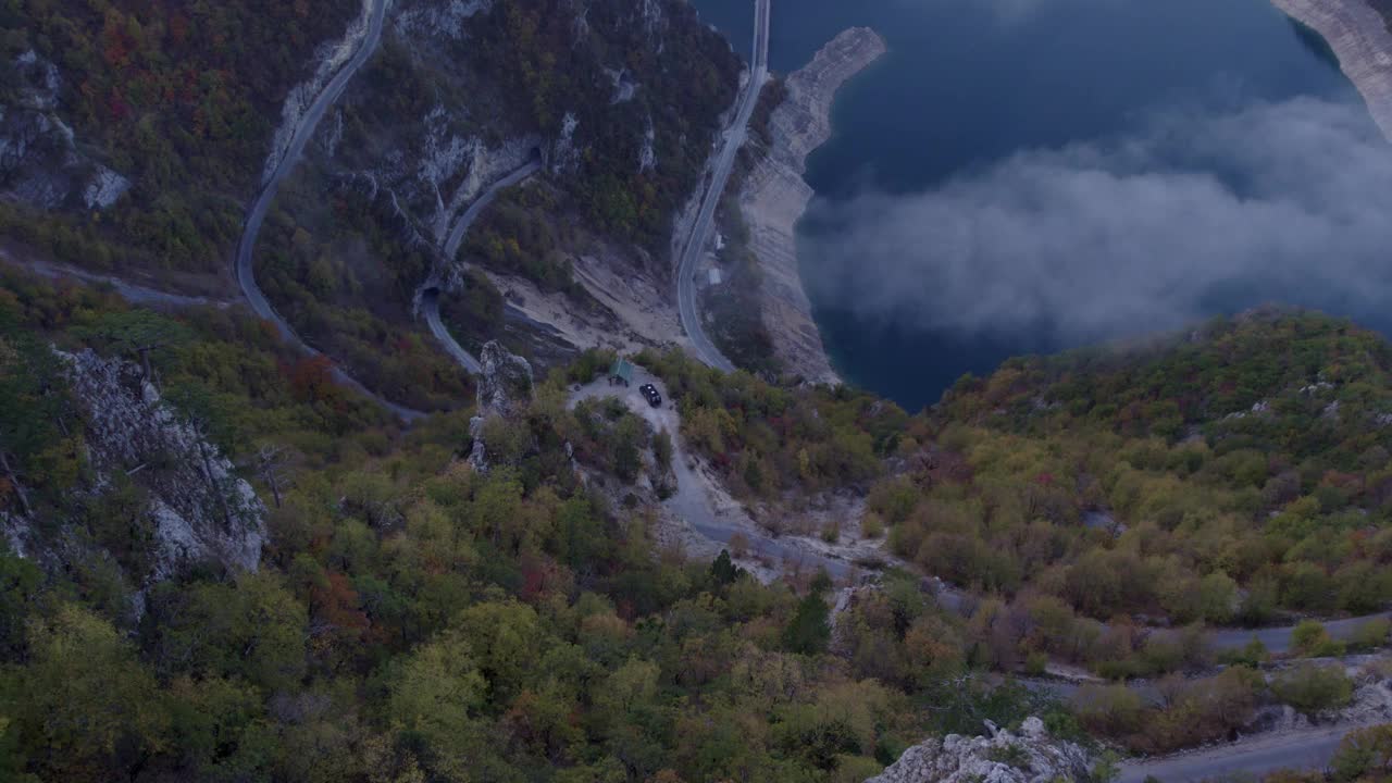 鸟瞰迷雾峡谷，蜿蜒的道路，宁静的湖泊，黑山。视频素材