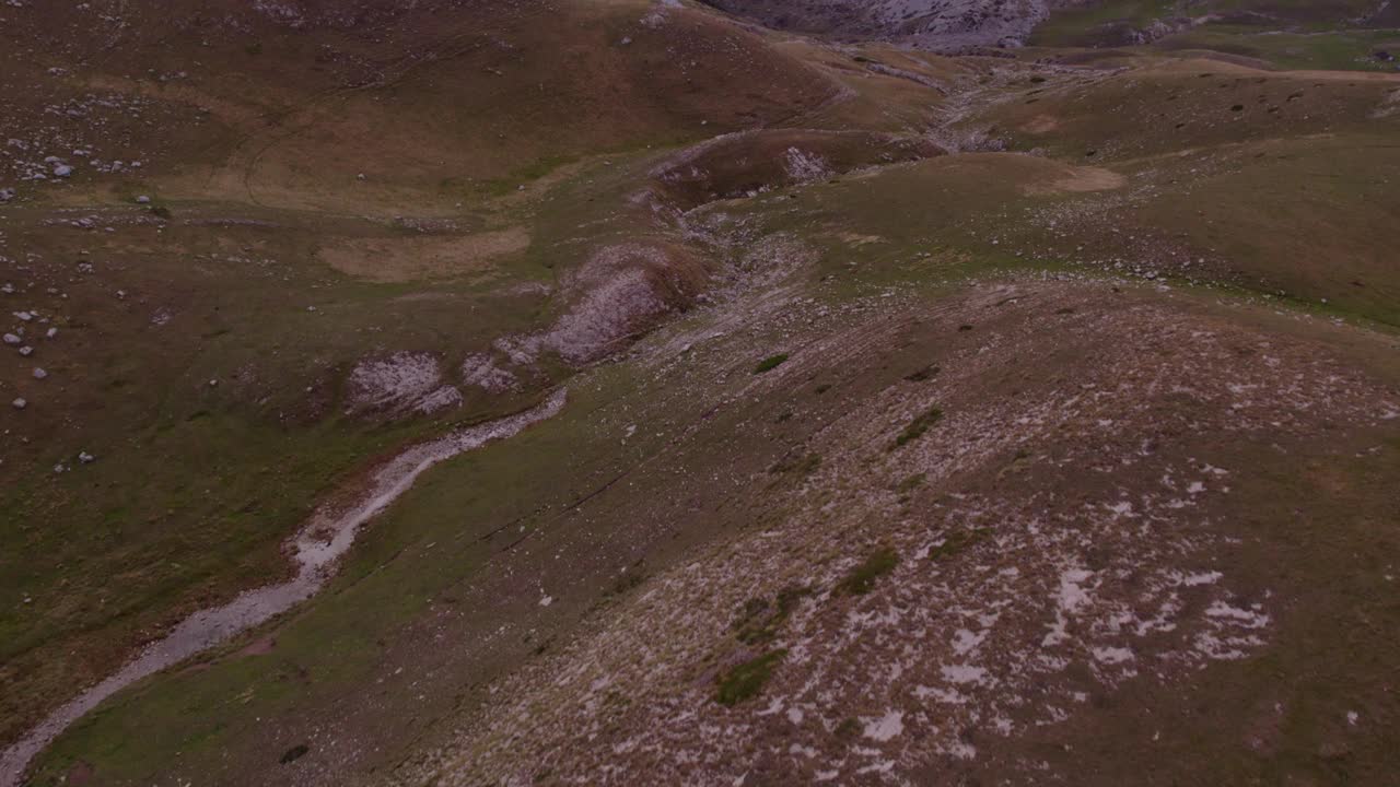 鸟瞰图的偏远，崎岖的山脉和岩石地形，杜米特，黑山。视频素材