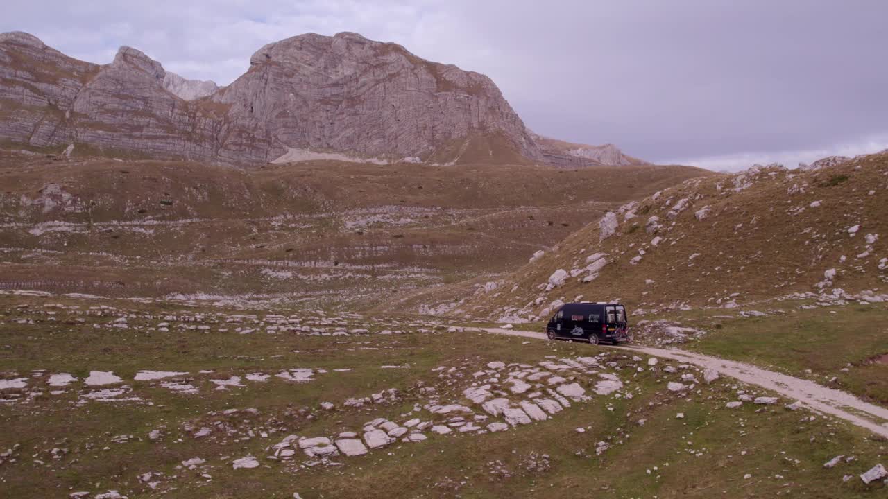 鸟瞰崎岖的山地景观与露营车，黑山。视频素材