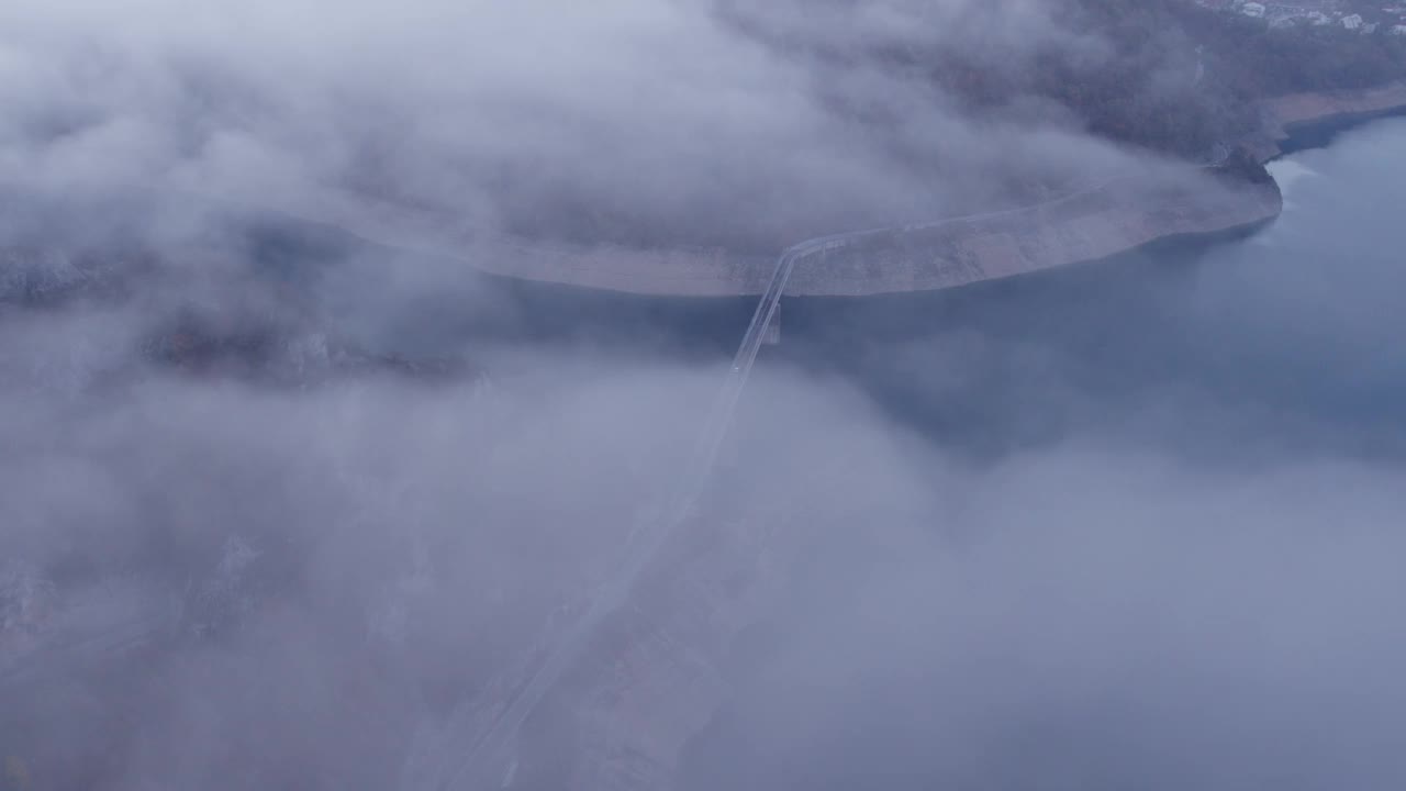 鸟瞰迷雾峡谷，皮瓦湖，山脉，黑山。视频素材