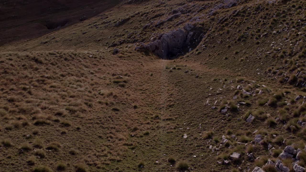 鸟瞰图上的野马在山区牧场上吃草，杜尔米托，黑山。视频素材