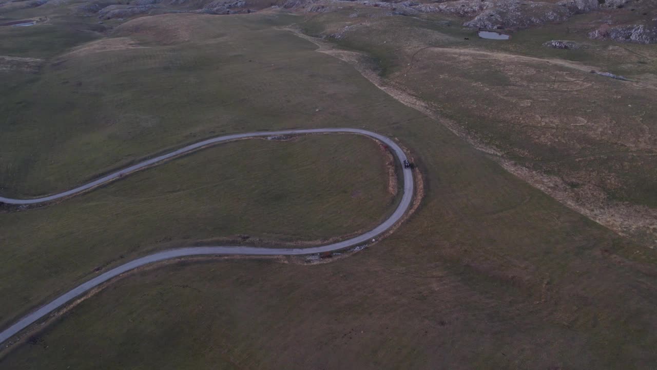 黑山蜿蜒的山路鸟瞰图。视频素材