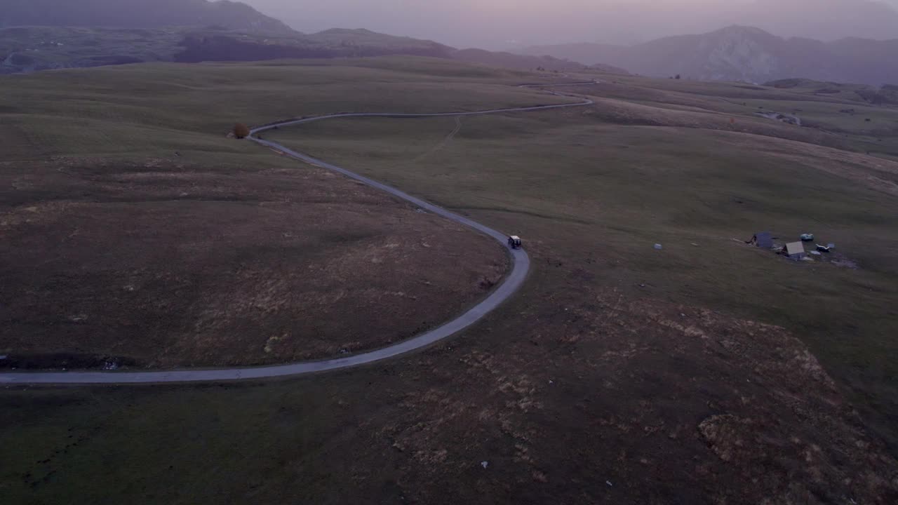 鸟瞰山脉，道路，露营者，和牧场在日落，黑山。视频素材