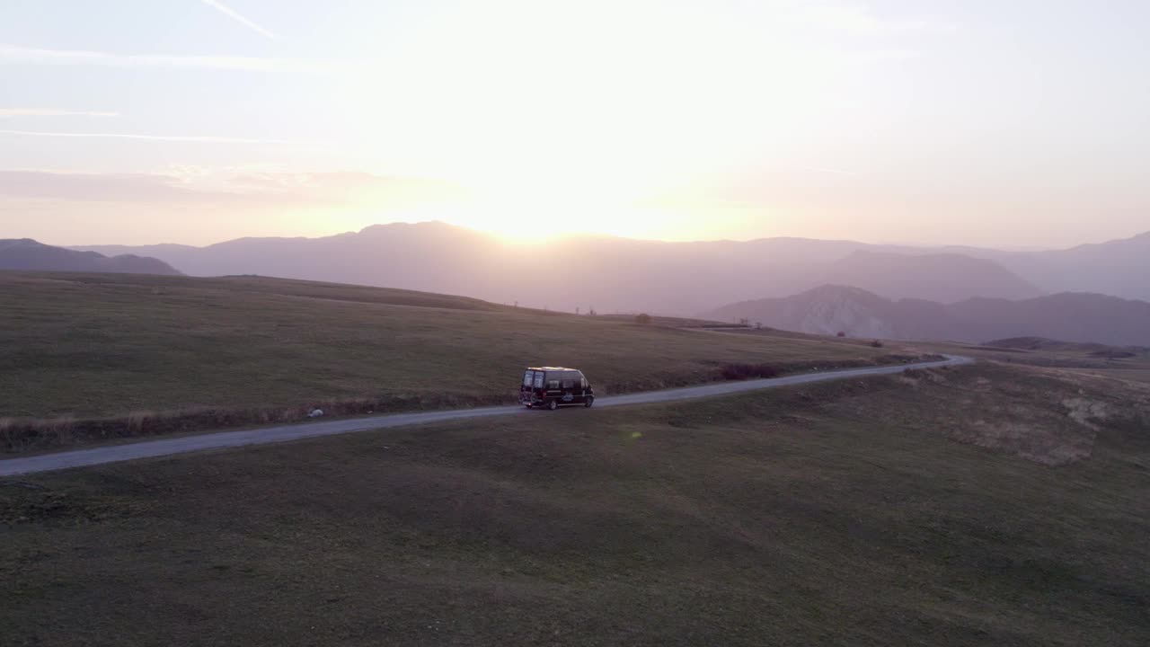 黄昏时崎岖山脉的鸟瞰图，道路和露营者，黑山。视频素材