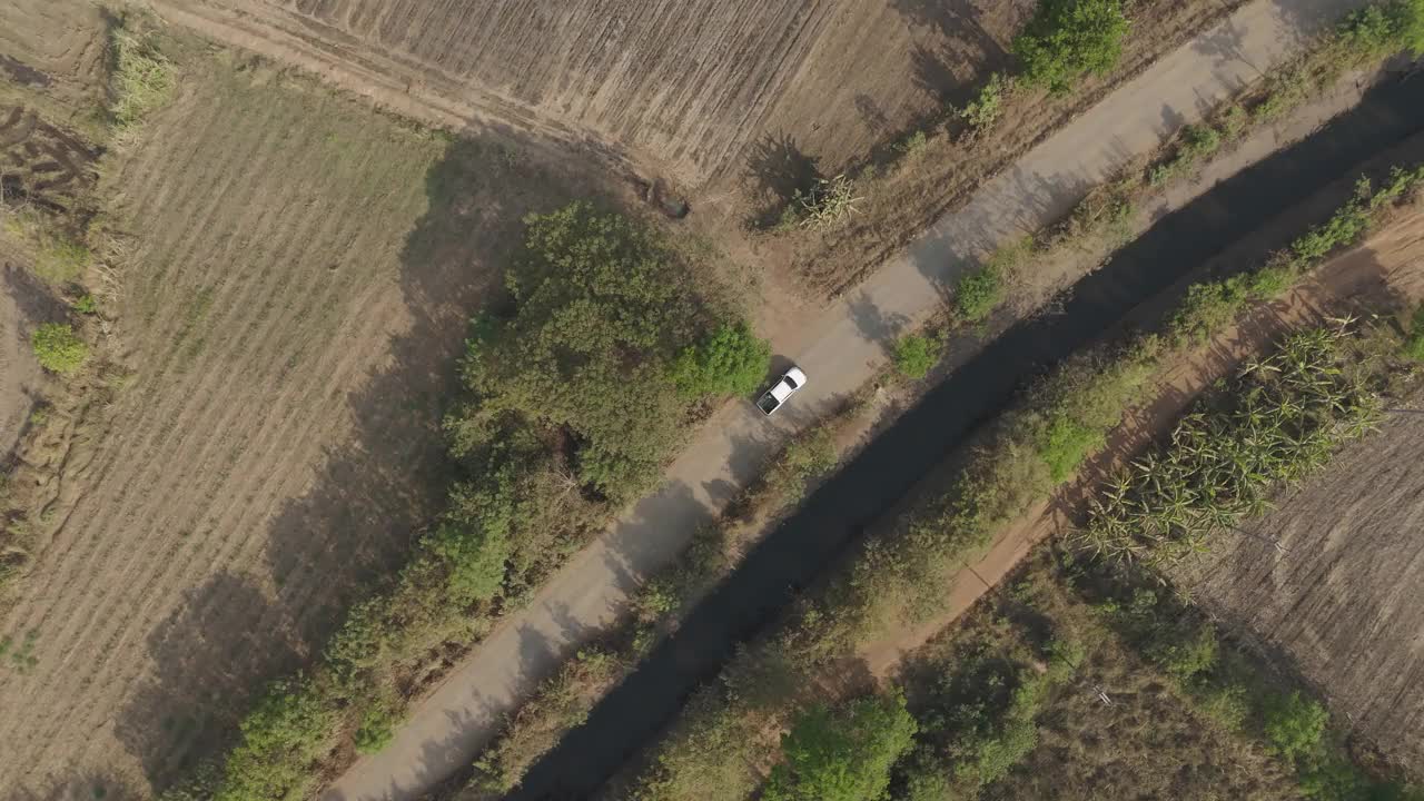 无人机拍摄的鸟瞰风景驾驶皮卡车在荒凉的道路农村地方旱季视频素材