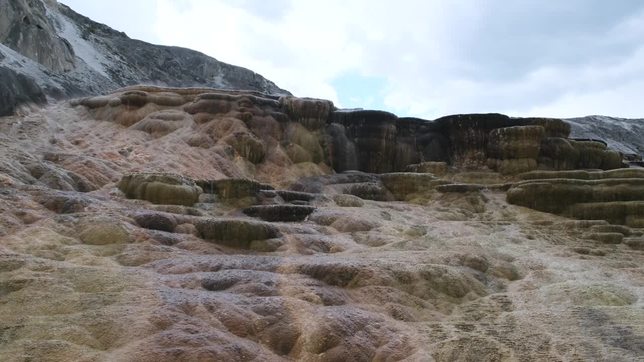 黄石国家公园猛犸温泉的密涅瓦梯田景观视频素材