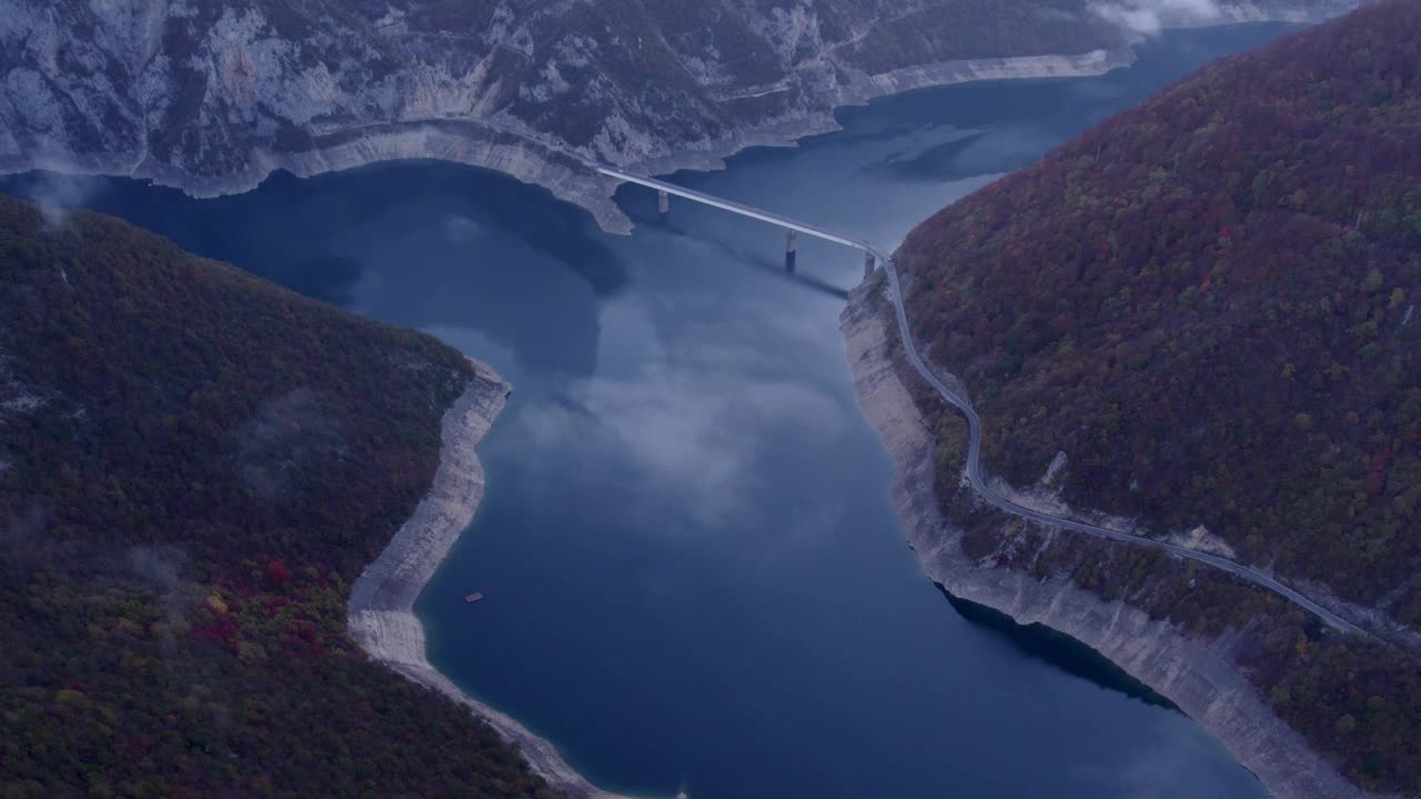 鸟瞰湖，山，峡谷，Pluzine，黑山。视频素材