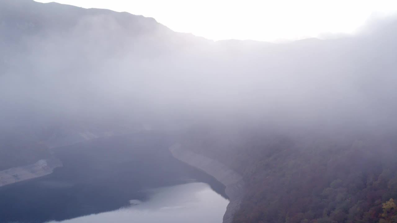 俯瞰宁静的湖泊，迷雾山脉，风景如画的峡谷，黑山。视频素材