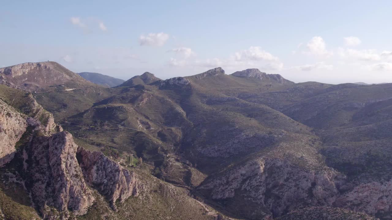 西班牙马略卡岛雄伟的山峰和崎岖的海岸线鸟瞰图。视频素材