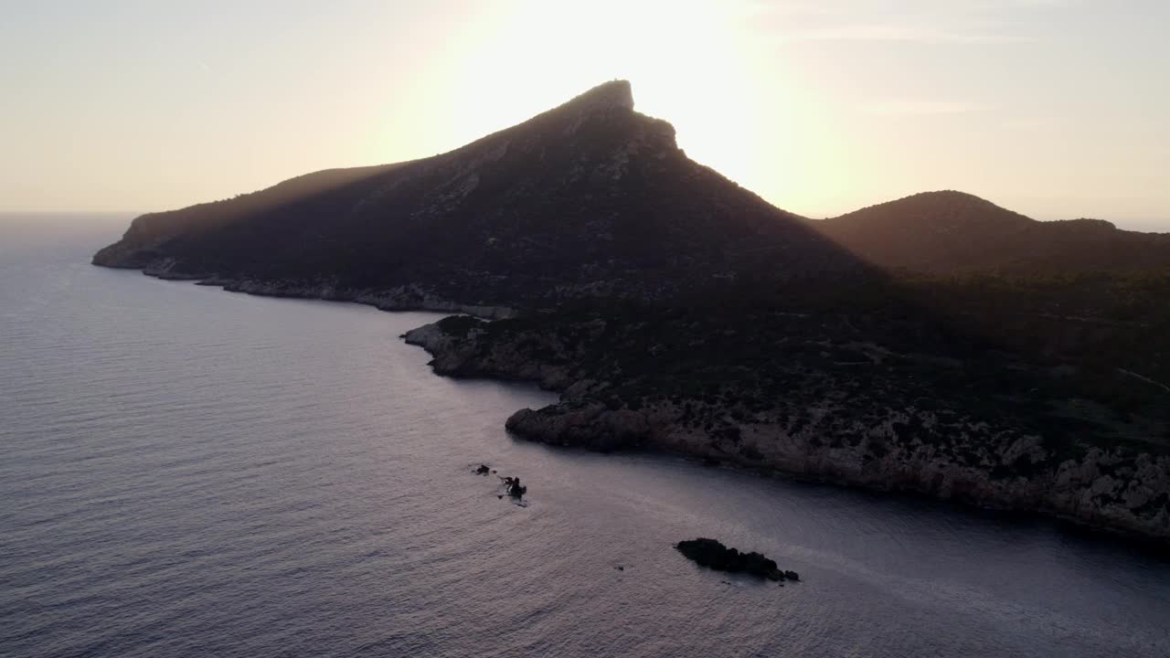 鸟瞰岛屿日落与山和海，西班牙。视频素材