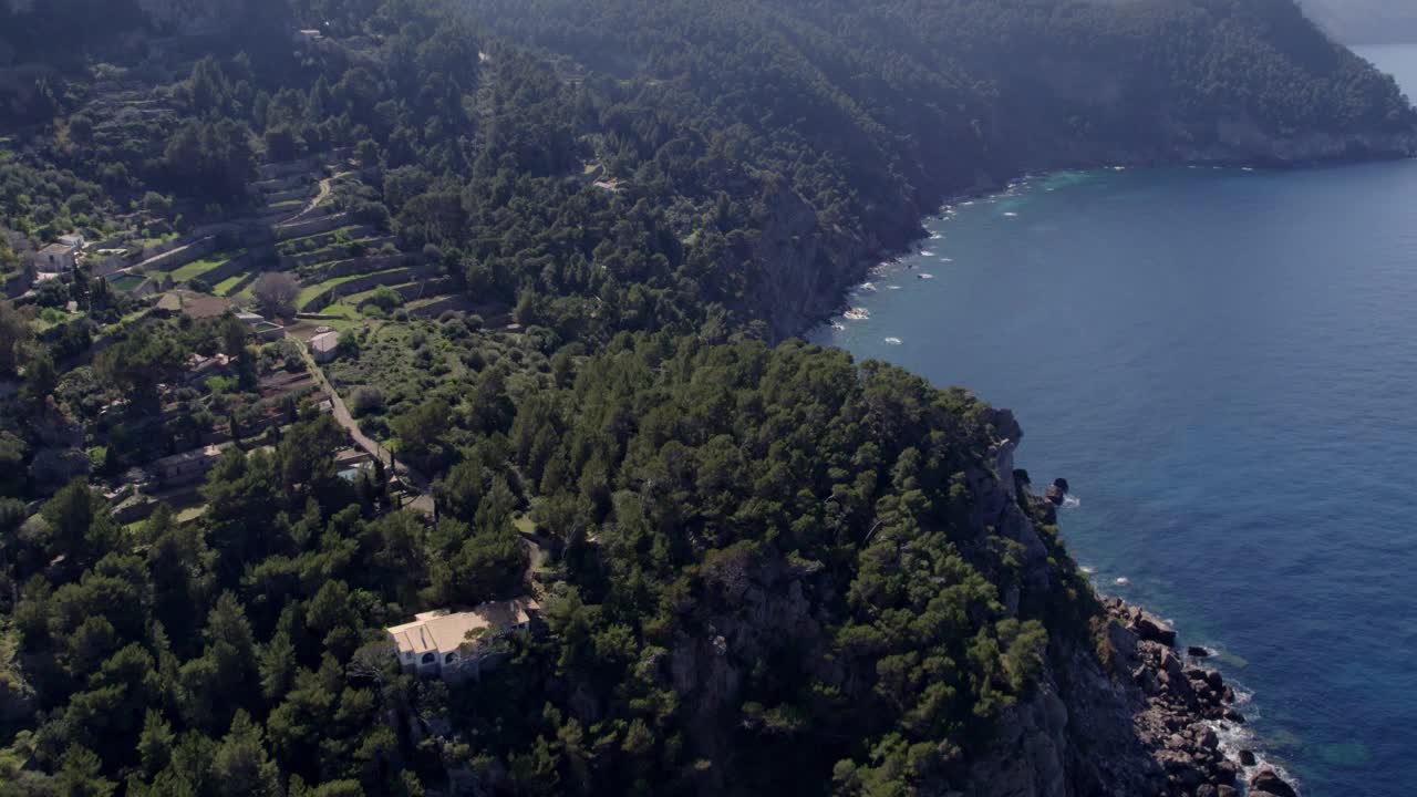 鸟瞰图，岩石海岸和海洋与森林，西班牙。视频素材