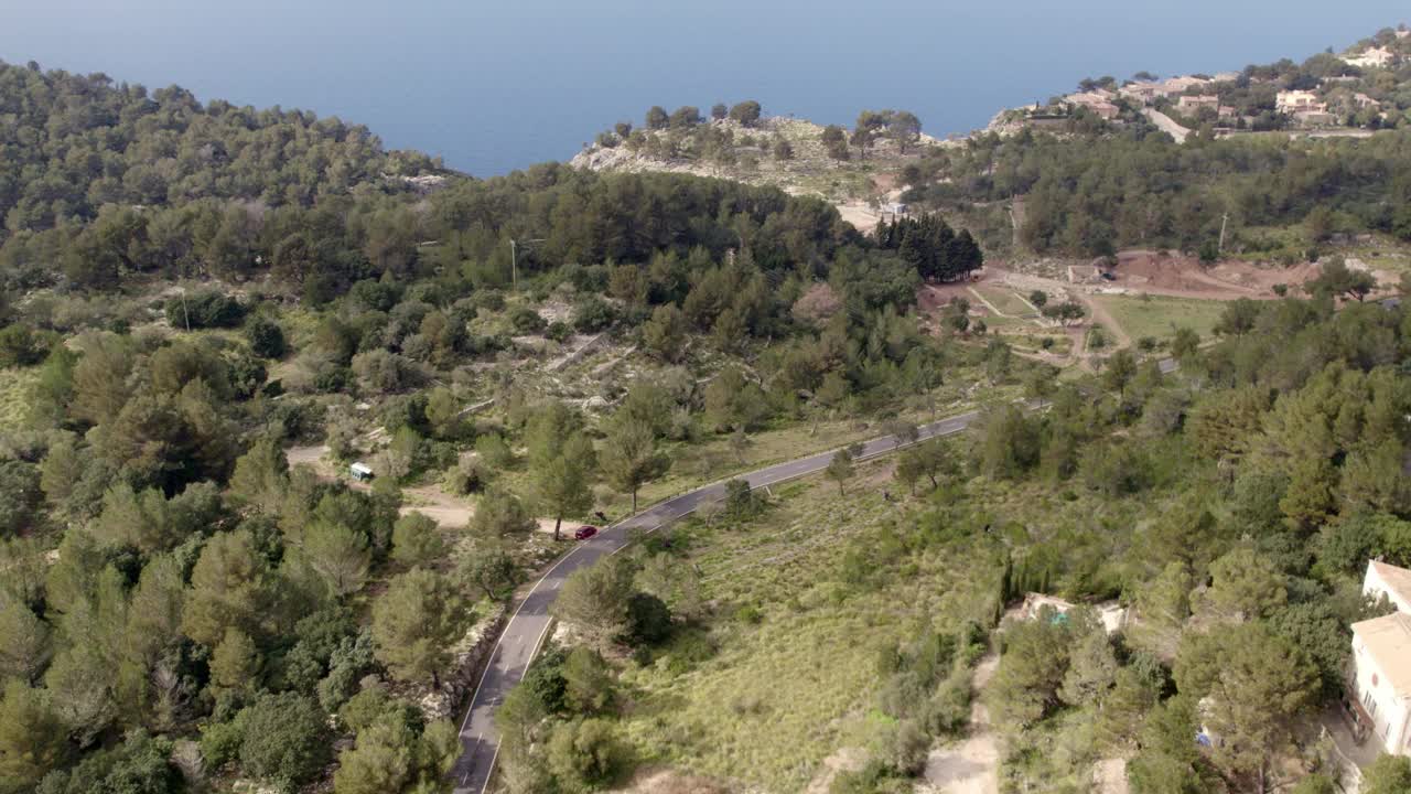 鸟瞰穿过森林和山丘的蜿蜒道路，马略卡岛，西班牙。视频素材