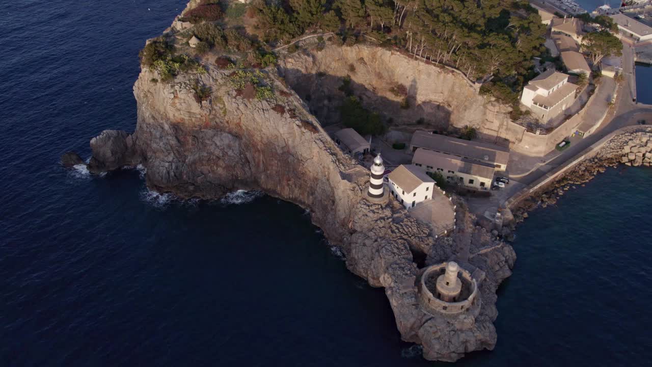 鸟瞰巴利阿里海日落与灯塔，岩石海岸，西班牙。视频素材