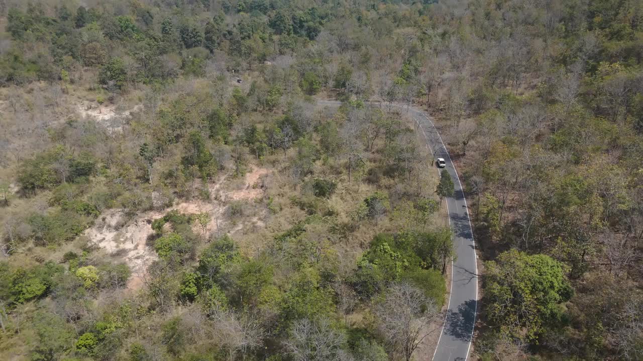 无人机拍摄的鸟瞰风景驾驶皮卡车在荒凉的道路农村地方旱季视频下载